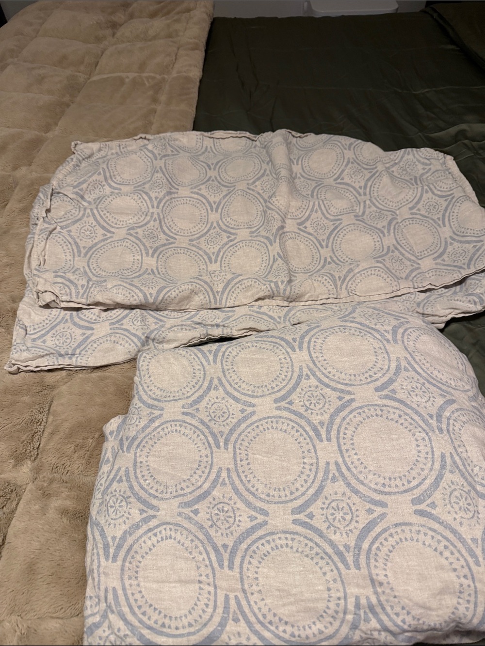 Beautiful Serena & Lily king sized 100% linen duvet cover and shams